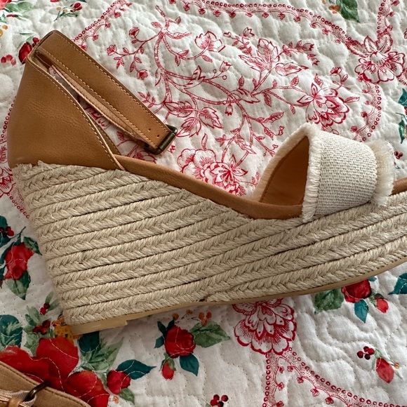 Vici Wedges - Picture 4 of 9